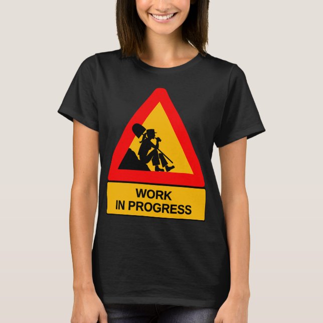 T-shirt graphique drôle en cours de réalisation –  (Devant)