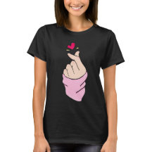 T-shirt graphique minimaliste avec un cœur fait av