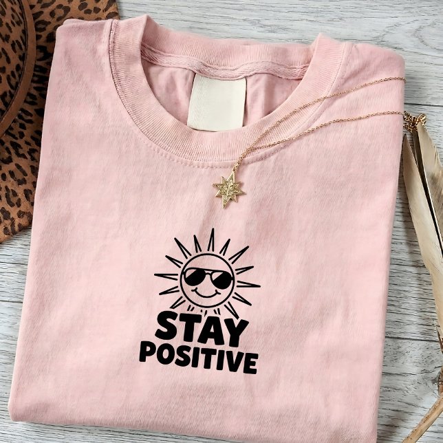 T-shirt graphique 'Restez Positif' pour une tenue  (Créateur téléchargé)