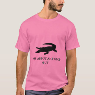 T-shirt graphique rose avec un bébé alligator de d