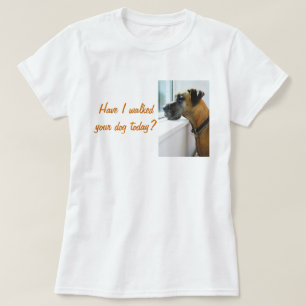 T-shirt Great Dane tristement regarder par la fenêtre pour