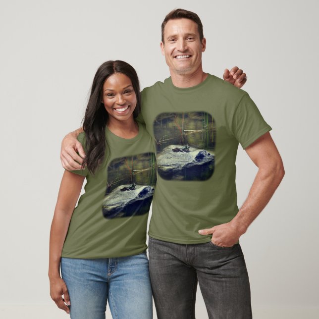 T-shirt Grenouille-taureau Sur La Roche Dans La Nature De  (Unisexe)