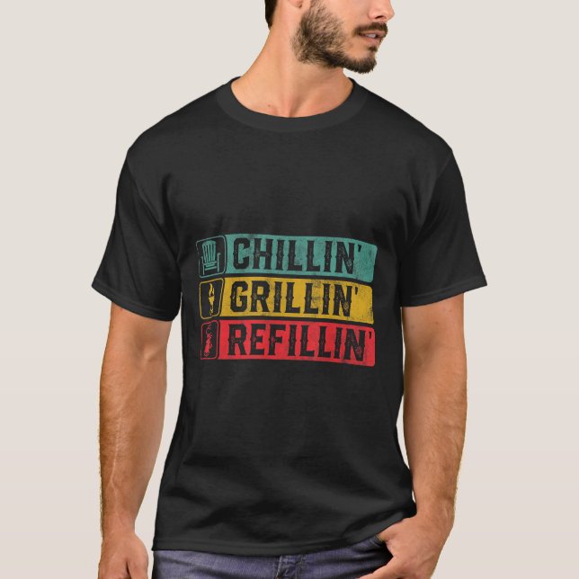 T-shirt Grillin Chillin Refillin Bbq Pit Meat Smoat Grill (Devant)
