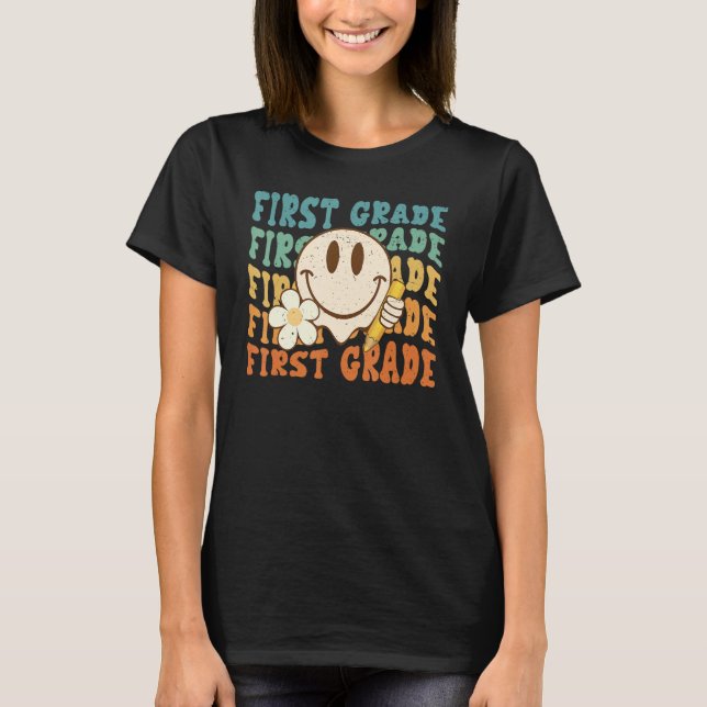 T-shirt Groovy Happy Face Smile 1st Grade Teacher Student  (Devant)