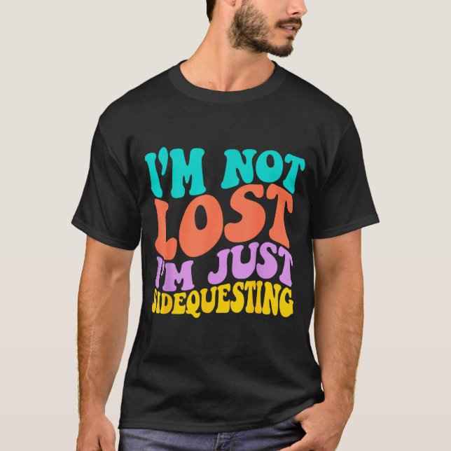 T-shirt Groovy I’m Not Lost, I’m Just Sidequesting – Funny (Devant)