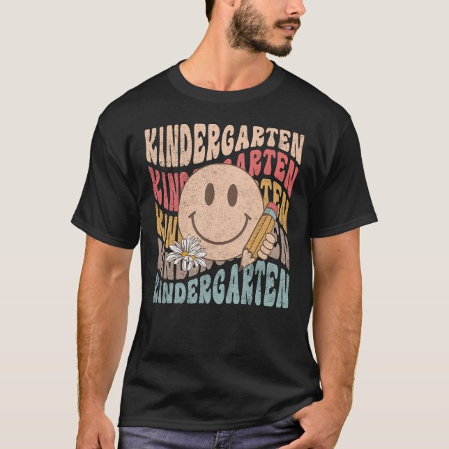 T-shirt Groovy Kindergarten Vibes Face Retro Teachers Back (Devant)