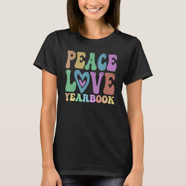 T-shirt Groovy PEACE LOVE YEARBOOK Crew Retro Literary Clu (Devant)