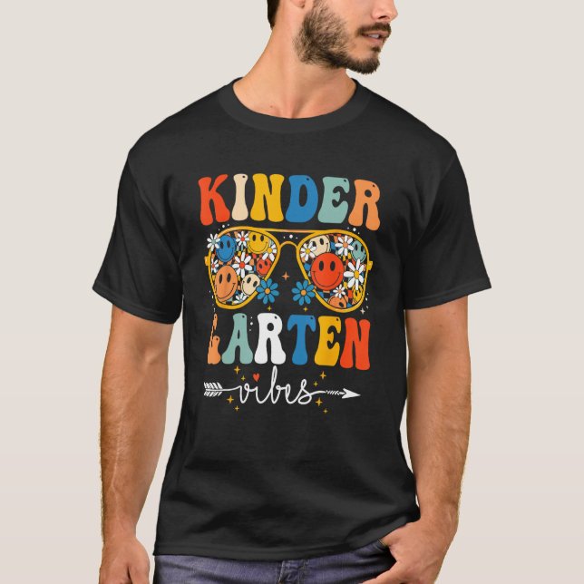 T-shirt Groovy Retro Kindergarten Vibes First Day Back To  (Devant)