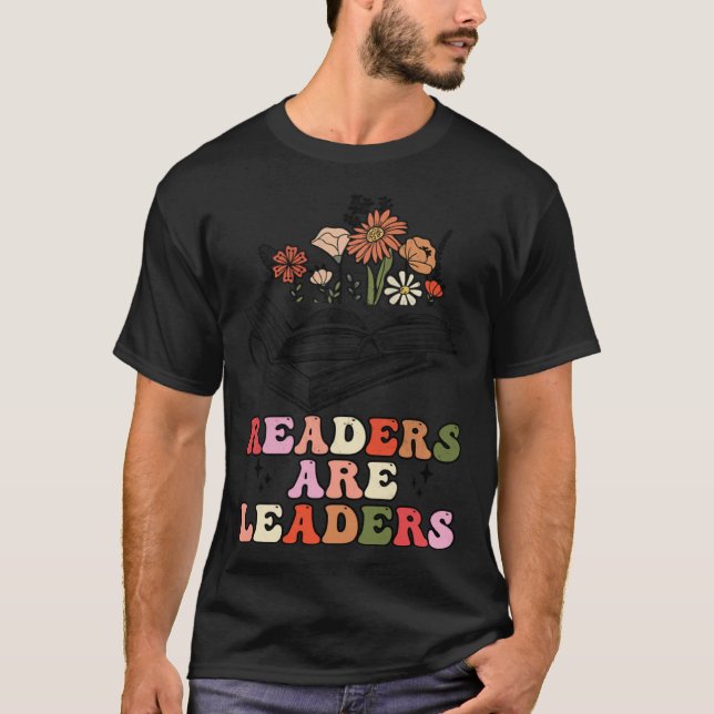 T-shirt Groovy Retro Readers Are Leaders  Book (Devant)