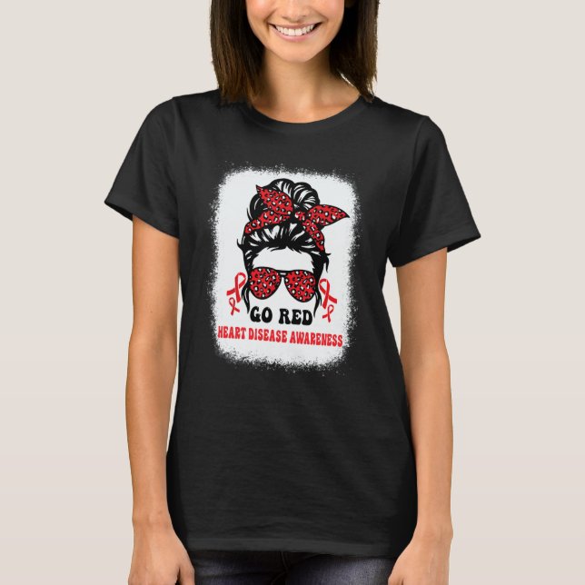 T-shirt Groovy Wear Red Heart Disease Awareness Messy Bun  (Devant)