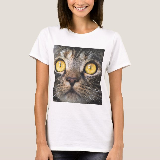 T-shirt Gros plan de chat avec Yellow Eyes (Devant)