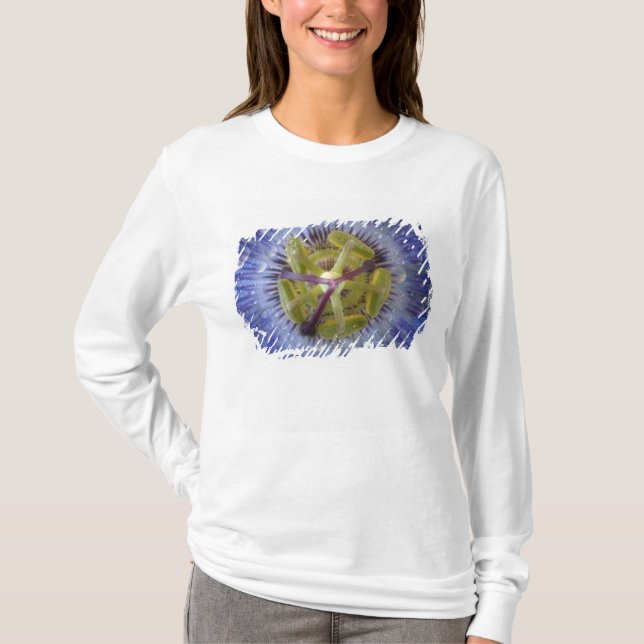 T-shirt Gros plan de fleur de la passion couverte de rosée (Devant)