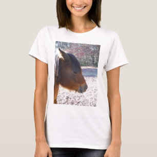 T-shirt Gros plan sur un cheval brun, petit poney brun