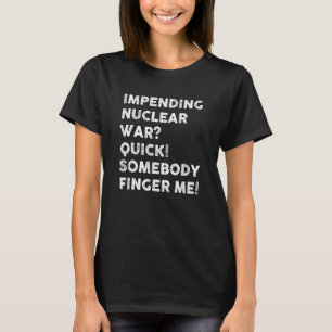 T-shirt Guerre nucléaire imminente Vite quelqu'un me doigt