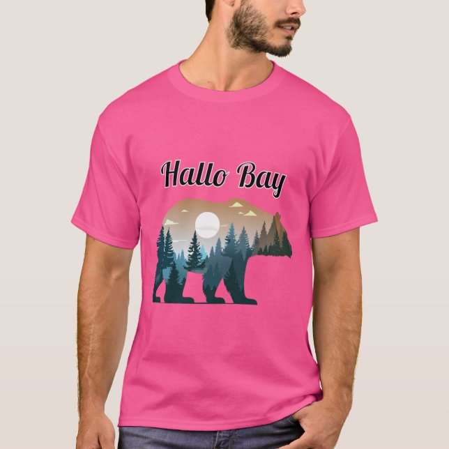 T-shirt Hallo Bay Bear Silhouette with Forest Landscape in (Devant)