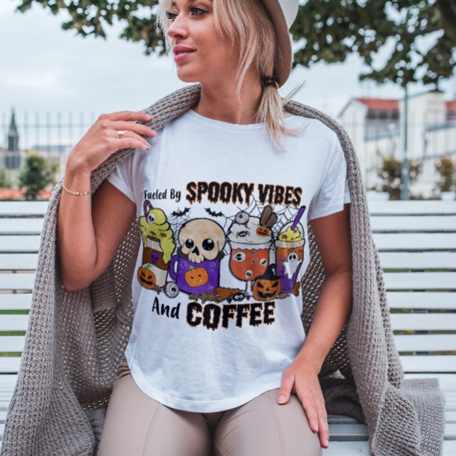 T-SHIRT HALLOWEEN ALIMENTÉ PAR DES VIBES ÉFFRAYANTES ET ☕  (Créateur téléchargé)