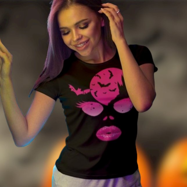 T-shirt Halloween rose enchanteur : Mystère et chauves-sou (Woman wears pink Halloween tee)