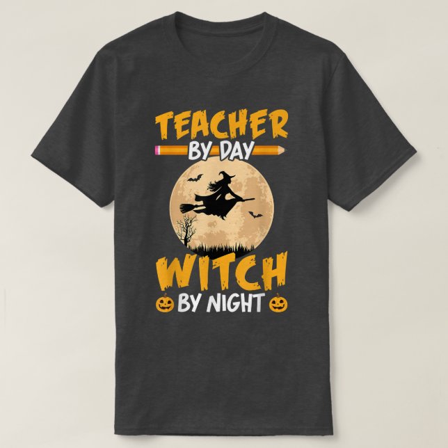 T-shirt Halloween Teacher By Day Witch By Night Teach Pump (Design devant)