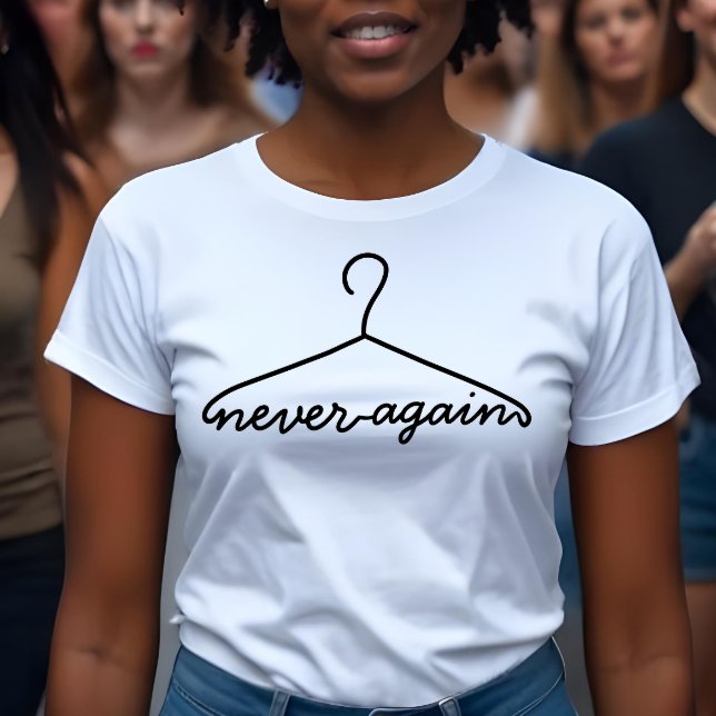 T-shirt Hanger de tissu ne plus jamais Pro Choice (Crafted for those unafraid to make their voice heard, this shirt speaks volumes.)