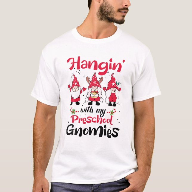 T-shirt Hangin Avec Mes Gnomies Préscolaire Enseignant Noë (Devant)