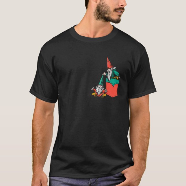 T-shirt Hanging Pocket Gnome Gnomies  (Devant)