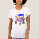 T-shirt Hanoukka Kitty<br><div class="desc">Hanoukka heureux adorable Kitty tournant des dreidels d'amusement devant un menorah juif traditionnel est parfait pour des cadeaux de Chanukah et des idées de cadeau pour les vacances.</div>