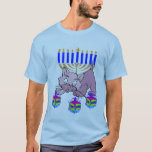 T-shirt Hanoukka Kitty<br><div class="desc">Hanoukka heureux adorable Kitty tournant des dreidels d'amusement devant un menorah juif traditionnel est parfait pour des cadeaux de Chanukah et des idées de cadeau pour les vacances.</div>