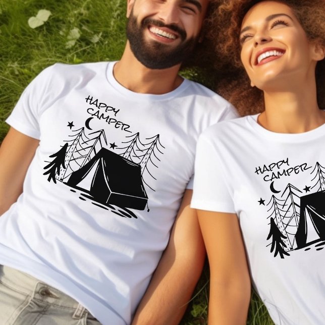 T-shirt Happy Camper Doodle Art Camping Tente dans les boi (Camping T-shirt with Happy Camper and black camping scene with sketched tent in the woods)