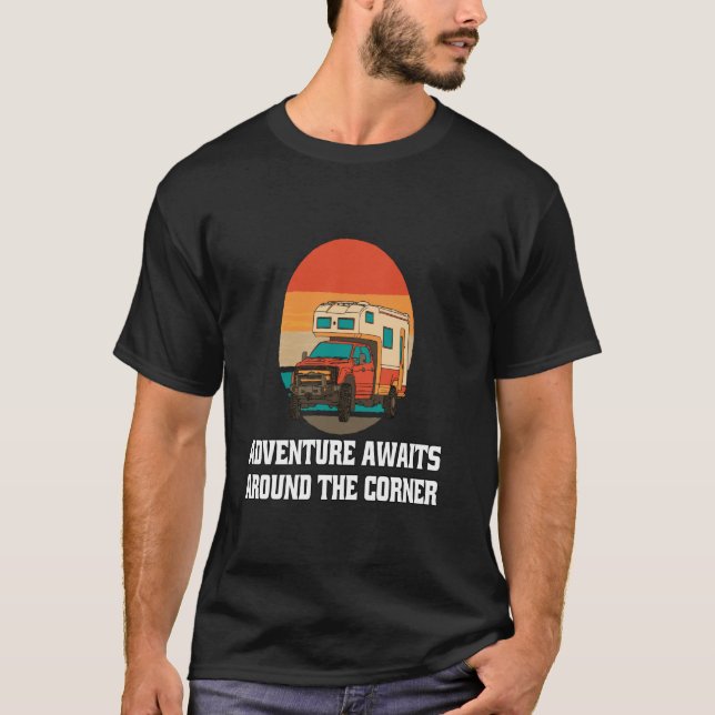 T-shirt Happy Camping Camper Adventure Attend Autour Du C (Devant)