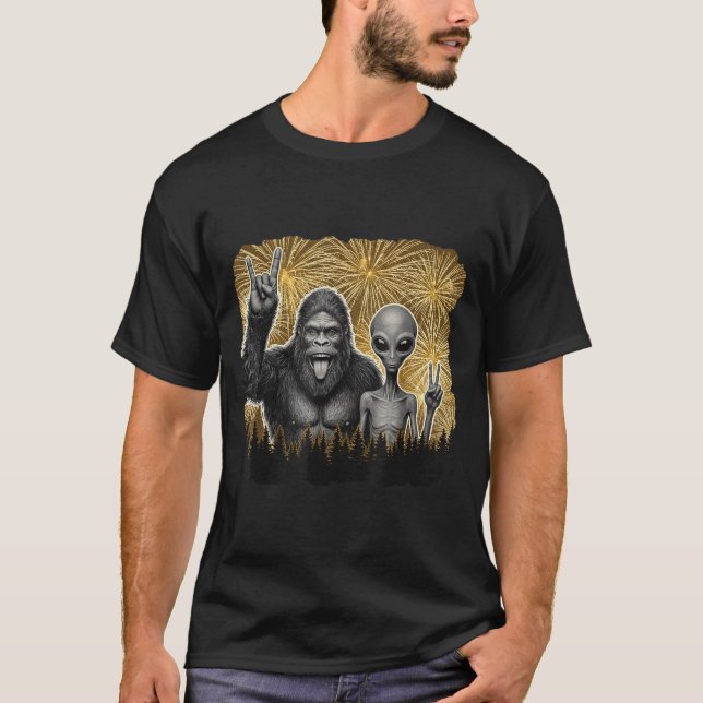 T-shirt Happy New Year 2026 Bigfoot Alien Lovers New Years (Devant)