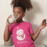 T-shirt Happy Snowman rose Personnalisé Filles Nom Holiday<br><div class="desc">L'adorable chemise de Noël rose présente un joyeux bonhomme de neige (ou dame de neige) dans un casquette d'hiver et foulard dans les tons festifs de vacances rose et rouge. Personnalisez avec du texte personnalisé pour le prénom de l'enfant.</div>