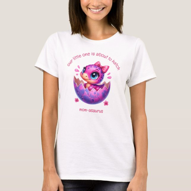 T-shirt "Hatching Bientôt" Pink Dinosaur Maman-to-be (Devant)