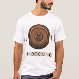 T-shirt Haut-parleurs rétro : brun, blanc isolé.
