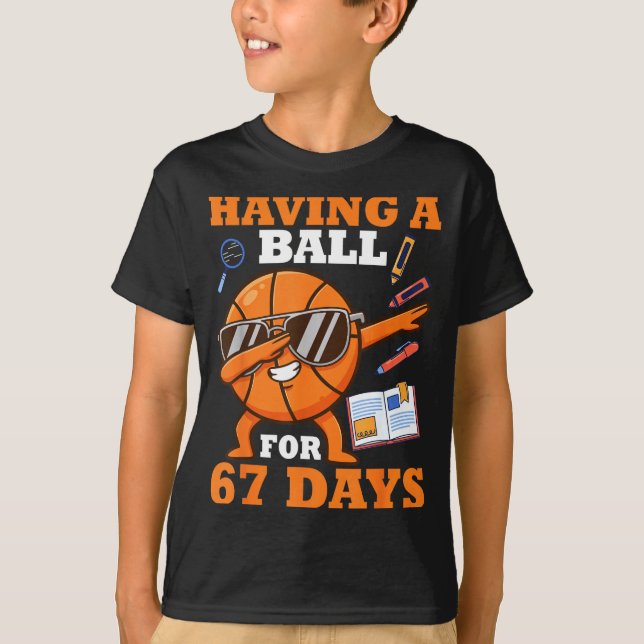 T-shirt Having A Ball For 67 Days Dabbing Basketball Playe (Devant)