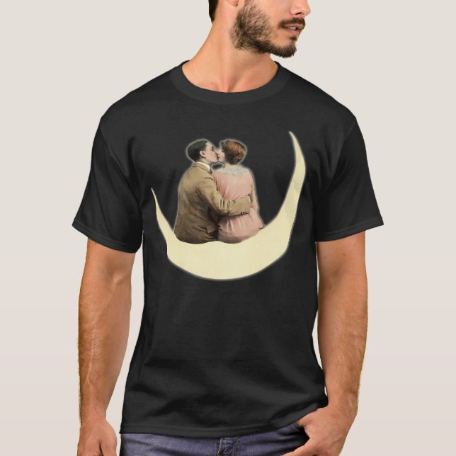 T-shirt Hd. Un Couple S'Embrasse Sur La Lune. Papier vinta (Devant)
