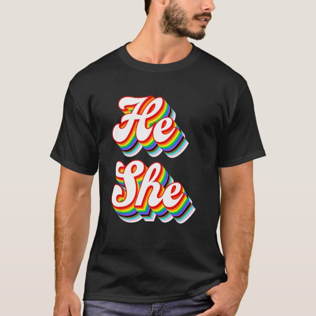 T-shirt He She Pronouns LGBTQ Pride Rainbow (Devant)