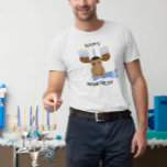 T-shirt Heureux Hanoukka Funny Moose Menorah<br><div class="desc">Ajoutez un peu de fantaisie à votre fête cette année avec cette mignonne chemise de vacances qui représente un orignal avec une menorah et une écharpe !</div>