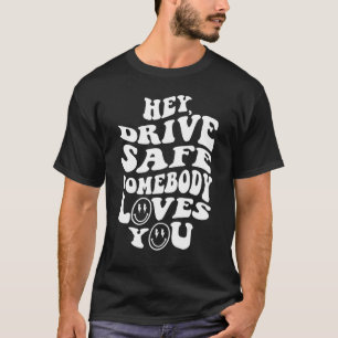 T-shirt Hey Conduire en toute sécurité Quelqu'un vous aime