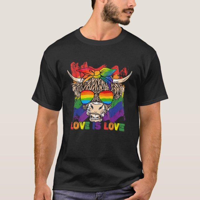 T-shirt Highland Cow Love is Love Rainbow Flag LGBT Pride (Devant)