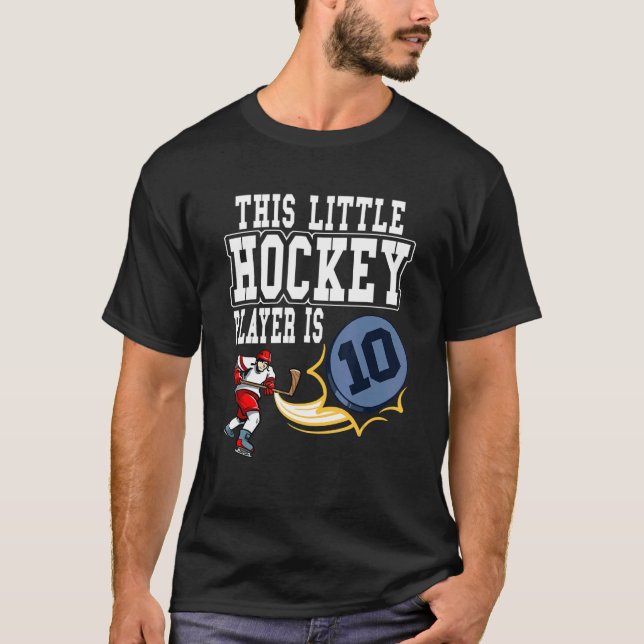 T-shirt Hockey sur glace Le petit joueur de hockey est 10  (Devant)