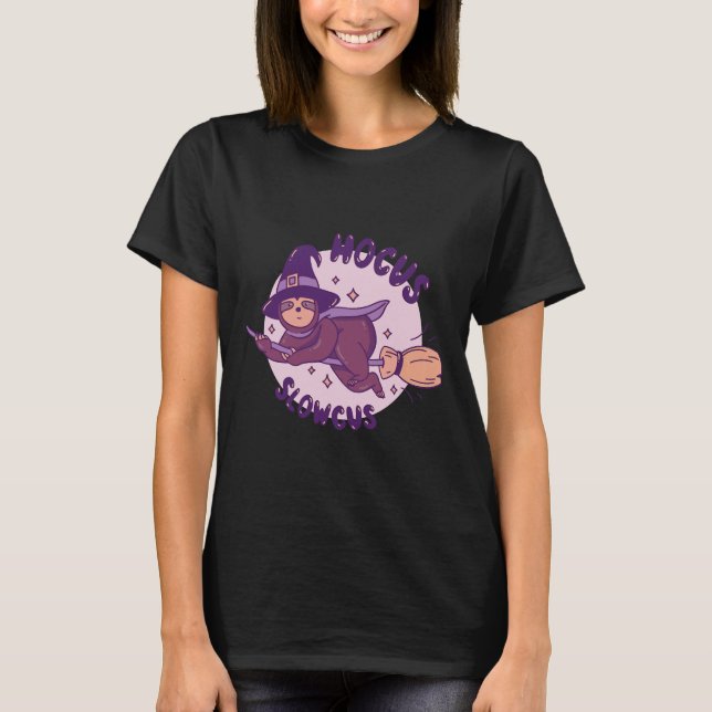 T-shirt Hocus Slowcus Sorcière Sloth Riding Broomstick Hal (Devant)