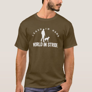 T-shirt homme promenant son chien