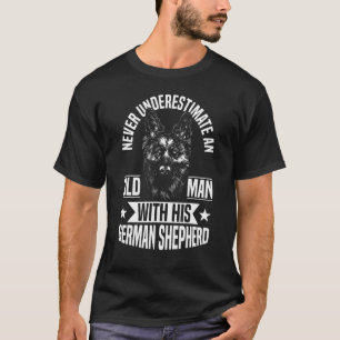 T-shirt Homme Un vieil homme avec son chien berger allema