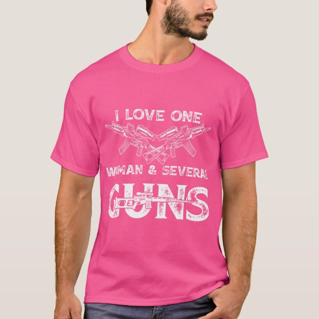 T-shirt Hommes J'Aime Une Femme Plusieurs Armes À Feu (Devant)