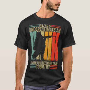 T-shirt Hommes ne sous-estiment jamais le vieil homme Vint