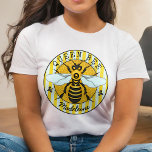 T-shirt Honeybee Bumblebee Queen Bee Honey | Personnalisé<br><div class="desc">Ce t-shirt d'abeilles super sucrées a un dessin original d'une abeille jaune et noire. Il a des ailes bleues blanches qui sont étalées comme si elles étaient prêtes à voler. Derrière, il repose sur un cercle de nid d'abeilles avec une bordure rayée et une fleur de lis. C'est parfait pour...</div>