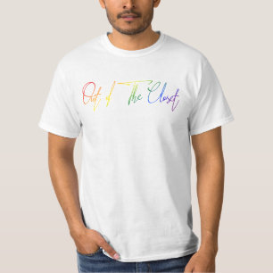 T-shirt Hors de l'écriture de drapeau d'arc-en-ciel du