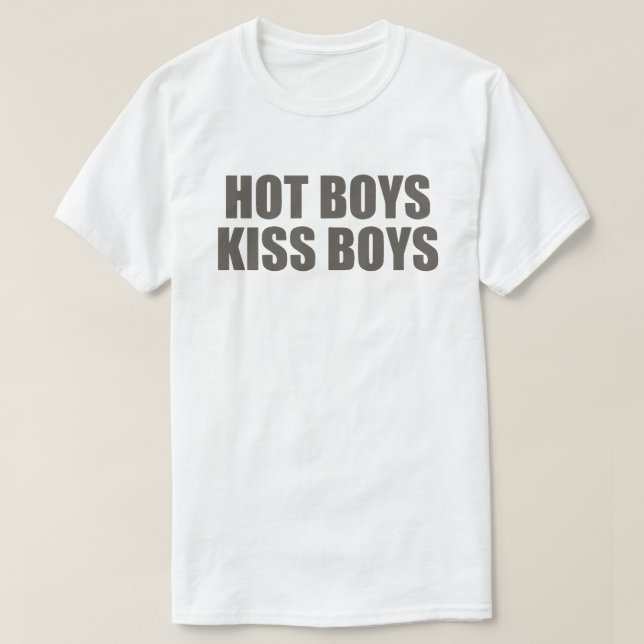T-shirt Hot Boys Kiss Boys | LGBTQ+ Vêtements de fierté |  (Design devant)
