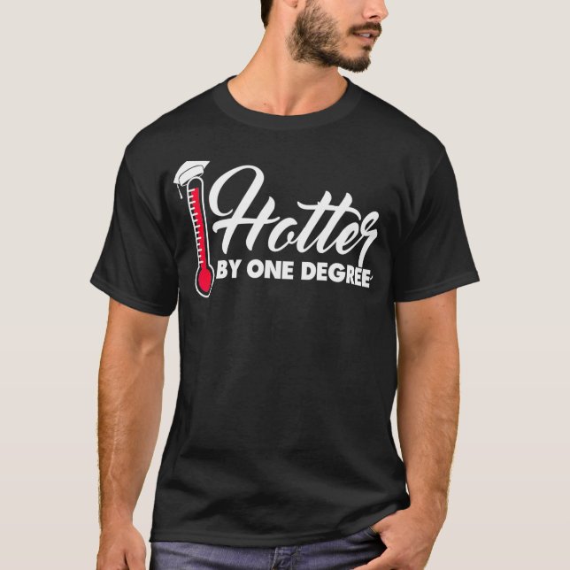 T-shirt Hotter By One Degree Funny Graduation pour les fem (Devant)
