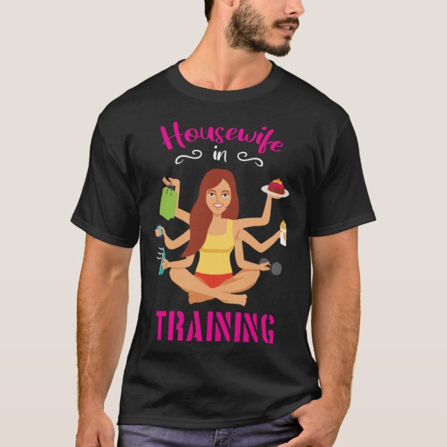 T-shirt Housewife In Training Graphic (Devant)
